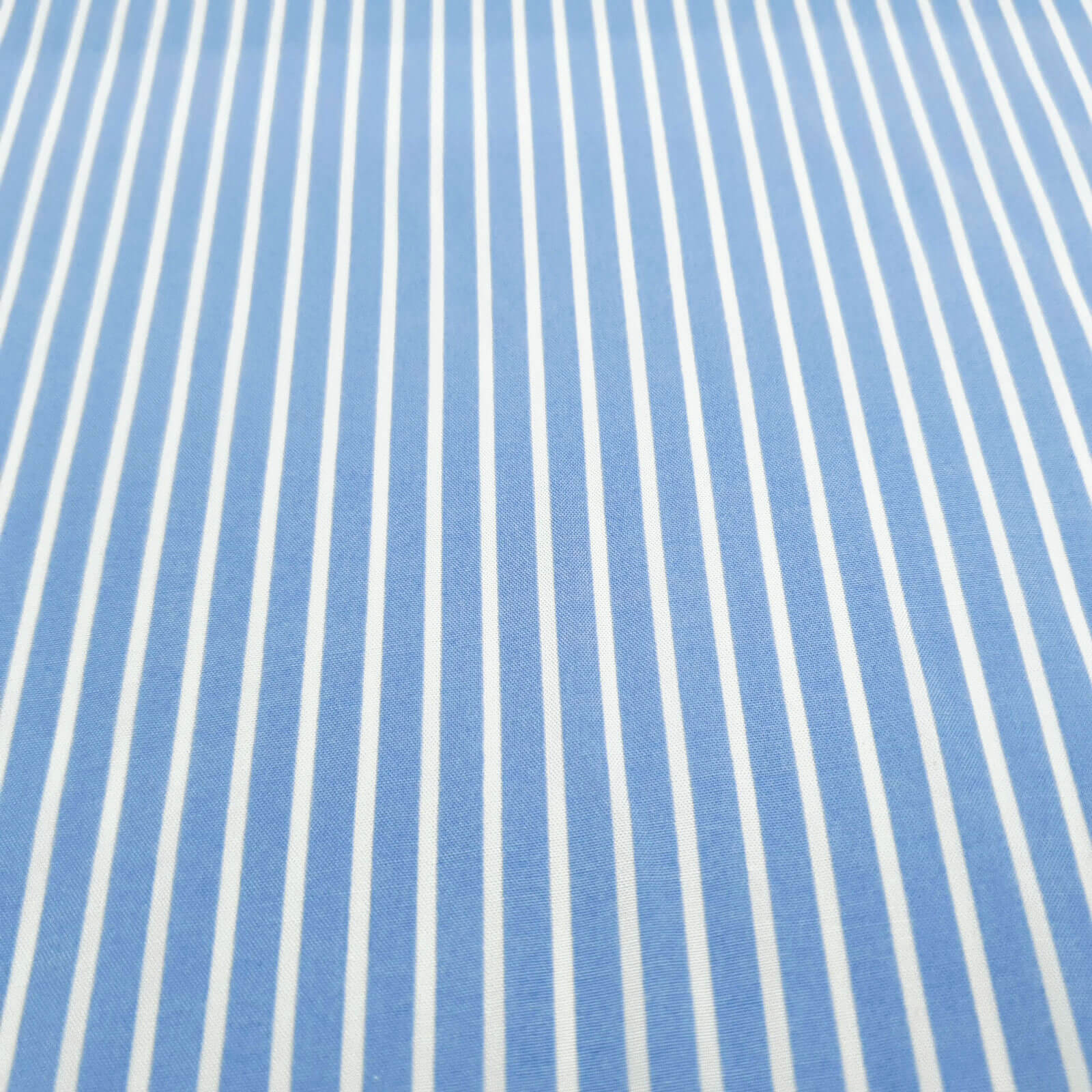 Kaito - lett bomullsstoff med stripetrykk - lys blå-hvit